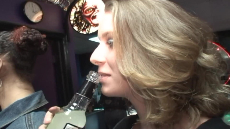 Dirty Dating Live: Stiefmutter goes lez - dünne schwarze süße lutscht junge blonde MILf