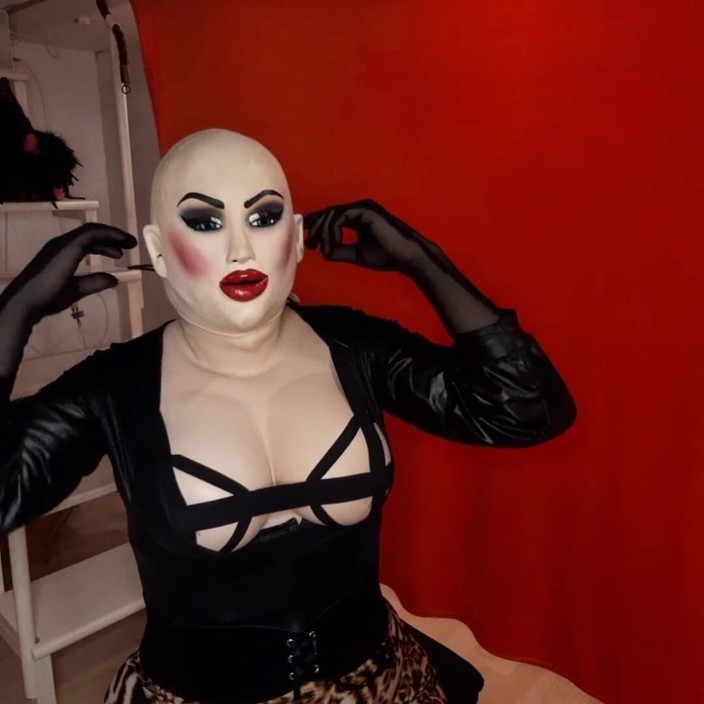 Erica Doll: Maskerlagen