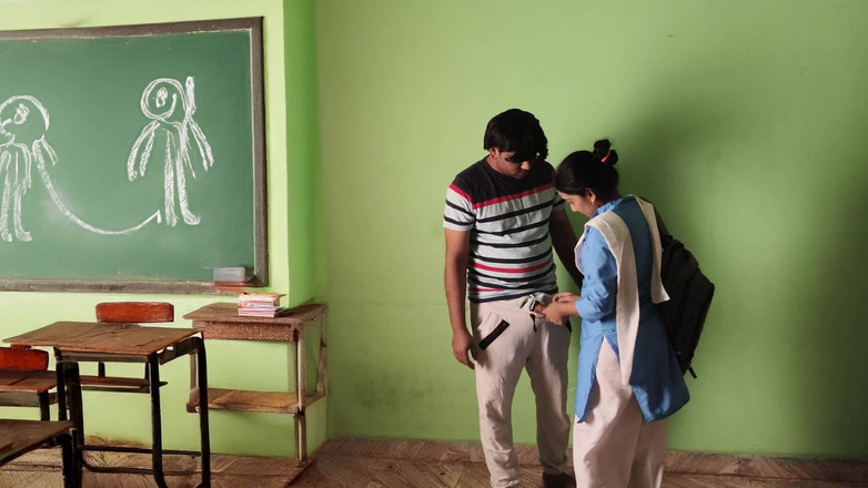 Bobbypranav: Estudiantes indios universitarios follan en aula