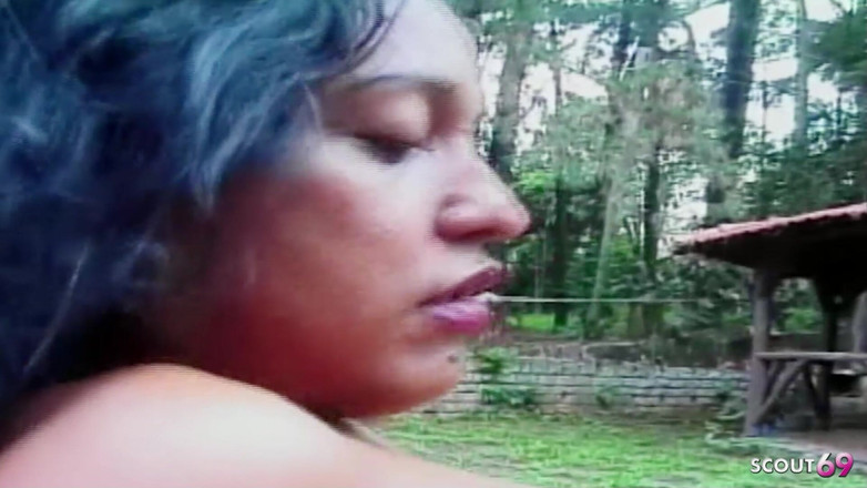 Shemale TS Collection: Латинскую транссексуал трахает в задницу секс вчетвером на улице