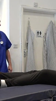 Il dottore adora i piedi dei pazienti e mangia la sborra dai piedi