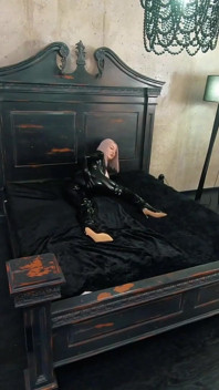 Costum de cauciuc negru catsuit în culise video, cizme înalte cu coapse și haine fetiș lucioase