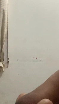 Ela gosta de fazer sexo a três, mas sem parceiro