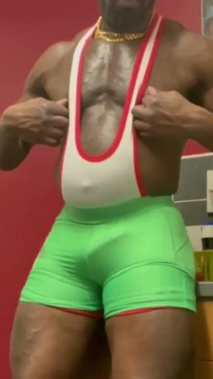 Black mature kinky muscle: Musclé Dans Une Bite Blanche Étroite, Révélateur Verbal