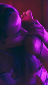 Aku lagi asik ngentot memek besaaku pakai kaki jenjung yang aduhai