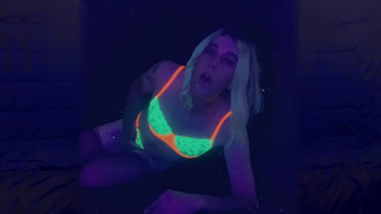 CarmenMelatonin: Шлюховатый транс позирует для твердых членов