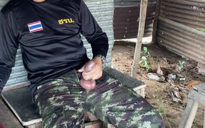 Hiroshi_cr: L'arrapata solider thai si masturba e viene al lavoro
