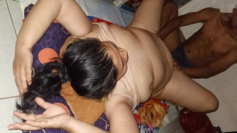 my_wife_chubby: กรุณานวดหน้าอกอย่างอ่อนโยน ฉันสนุกกับมันจริงๆ อย่าหยุด กูต้องโดนเตะตูด