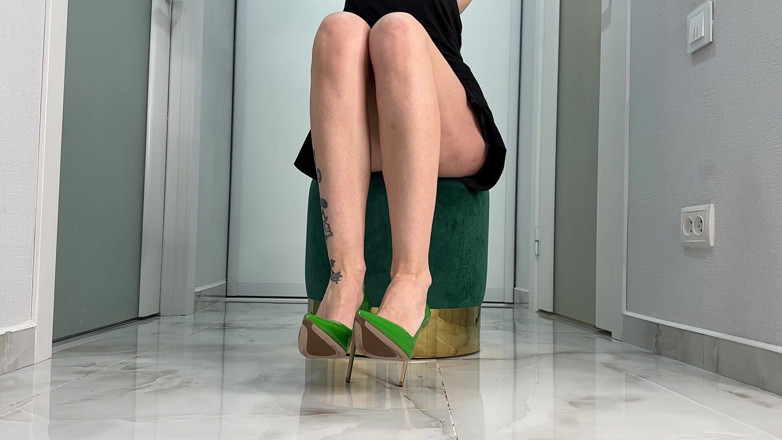 Julia domaina: Picioarele mele lungi și subțiri, în stilettos verzi, de 12 cm, mă fac...