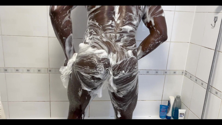 Afro Black XXX: Duș de dimineață