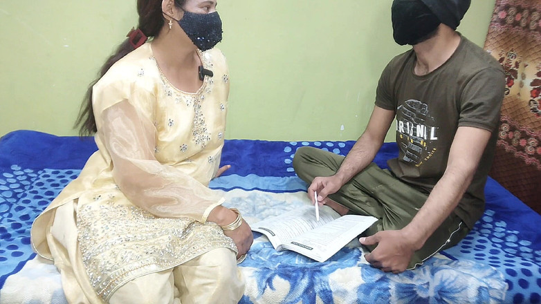 Pakistani CoupleX: パキスタンの若い学生が彼女の授業料の先生に犯される