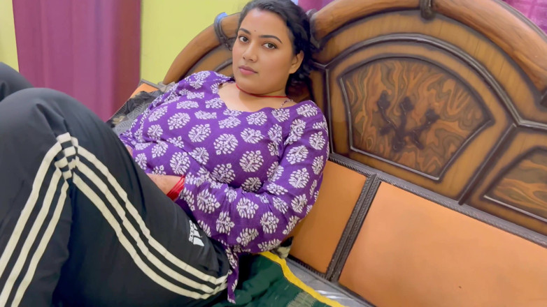 Hotty_ragini: Ablam kızdı, tek kişilik yatağı paylaştık, tam Hintçe ses