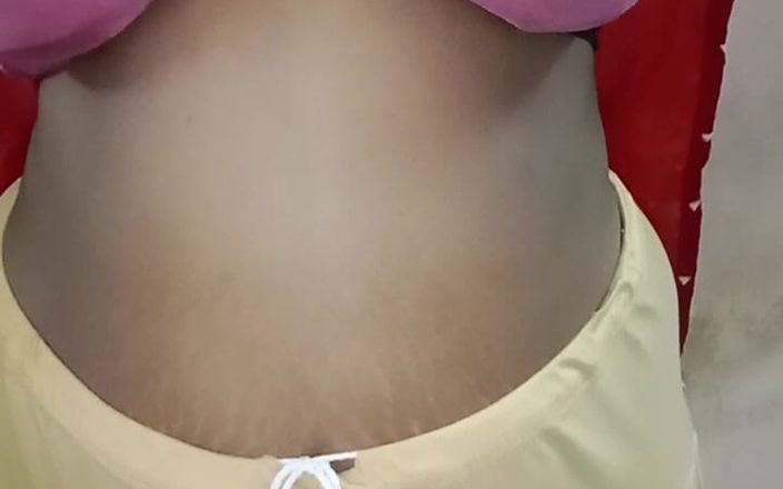 Tamil Anti Uma: 我的妻子 prema 向我展示她的乳房并抚摸她的阴户。