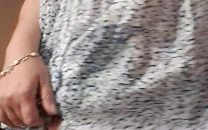Mommy big hairy pussy: 在她的礼服下展示继母的肥厚毛茸茸的阴户