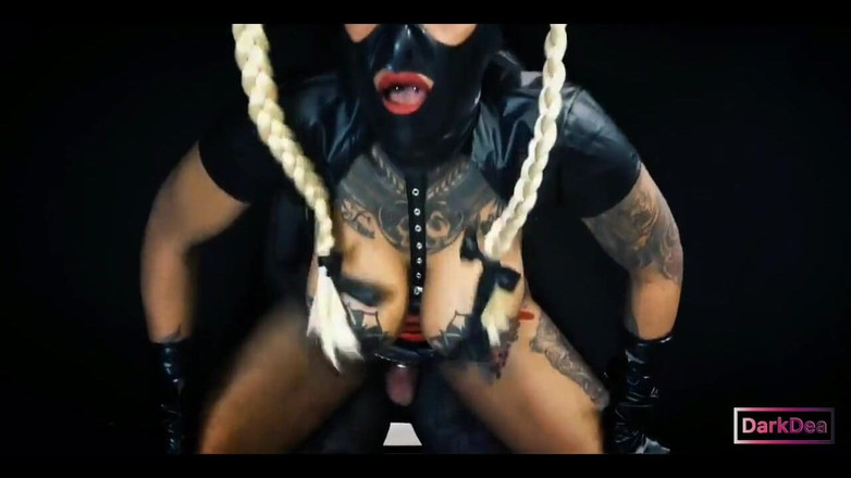 Dark Dea: dizilerinde sapık yiyen kraliçe