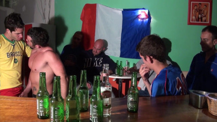 AMATOR PORN MADE IN FRANCE: Voetballers neuken in de bar