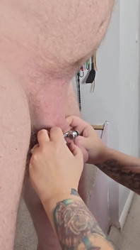 Anillo con púas y golosinas para locktober