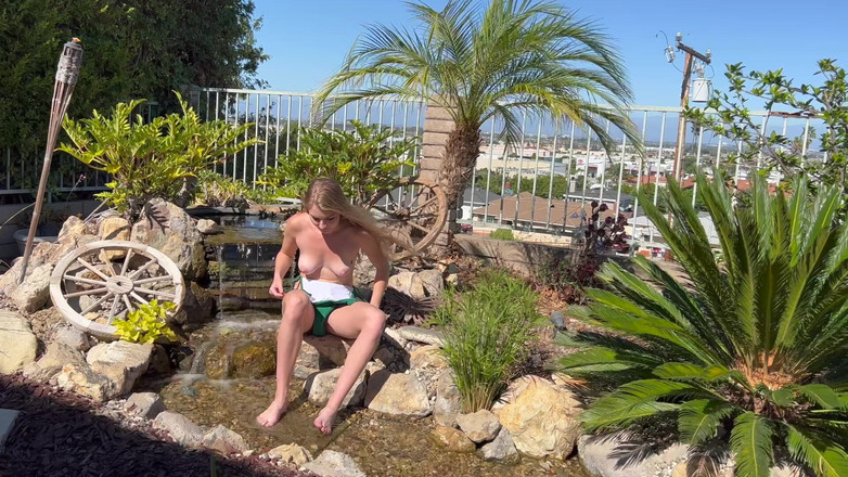 Erotic Art: Larena posa nua ao sol