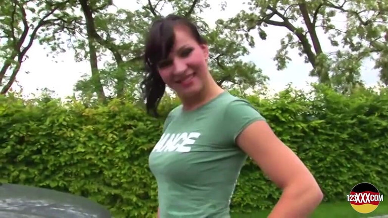 123XXX - 100% Amateurs: Kåt brunett MILf Njut av ett hårt knull med en...