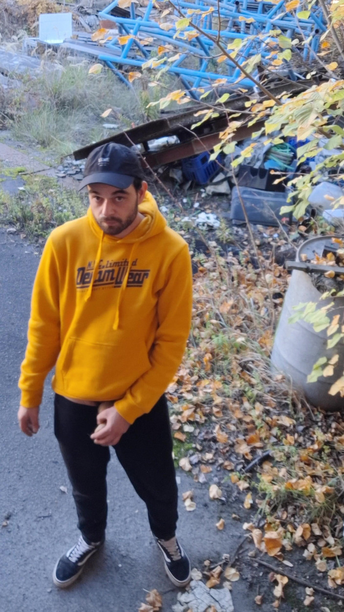 jerkofflover: Masturbando-se em uma fábrica abandonada ao ar livre e dentro...