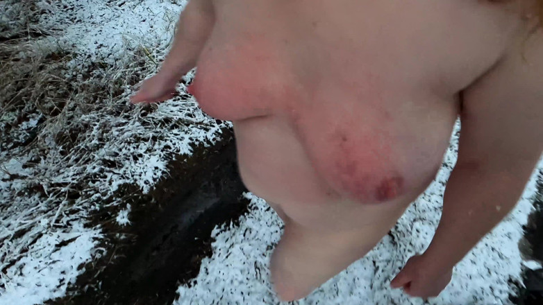 Bouncy Tits Action: Gadis semok ini lagi asik bugil di salju