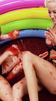 Bazén kundičky scéna 3 dvě štíhlé blonďaté lesbičky v bikinách sperma v želém bazénu