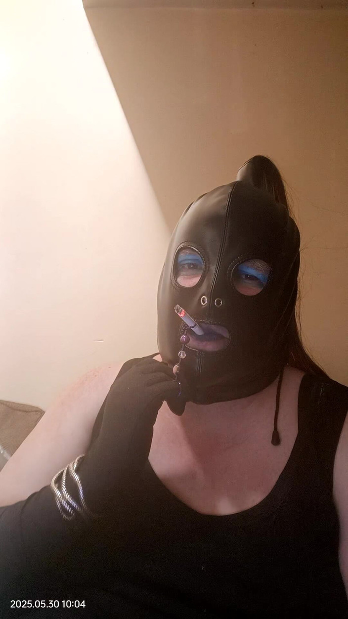 Stephanie-Nicole-TV: BBW TV kouří cigaretu pomocí držáku na prsten a mluví...