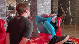 奴隶在穿着肮脏袜子的女神脚上嗅闻、舔和堵嘴