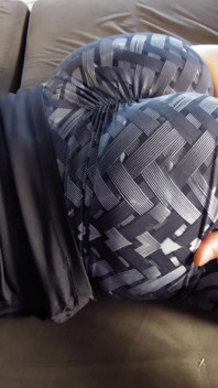 Punggung gelembung adik tiri dalam seluar pendek ketat membuatkan saya pancut dua kali