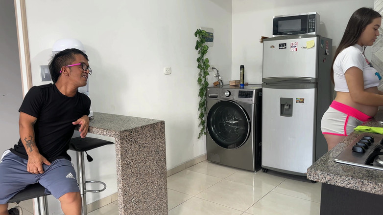 Julianaburning: Saya pulang kerja dan saya melihat putri tiri saya yang...