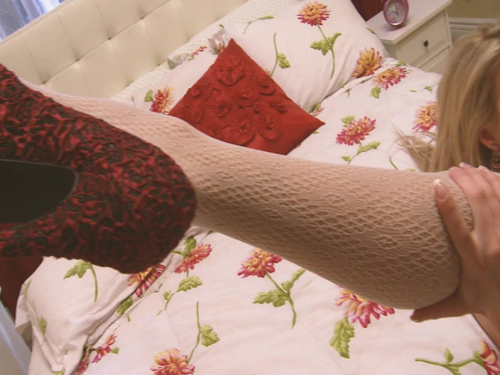 THAGSON: Andělé pro šprty Scéna 2_sexy prsatá blonďatá žena v domácnosti má anální sex...