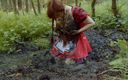 Lyndra Lynn: Roodharige kap masturbeert in de modder van het bos