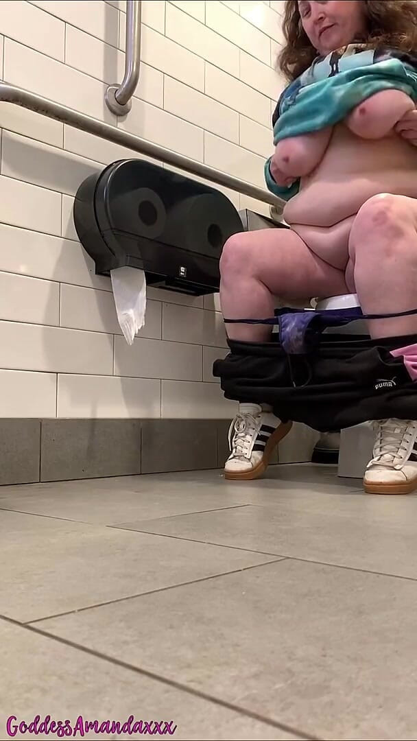 Goddess Amanda: Fat Pussy Peeing in Public Toilets