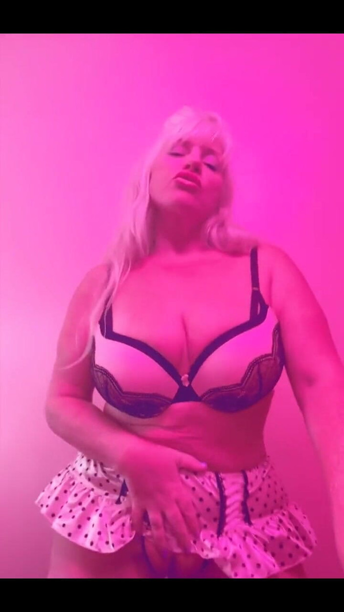 PaintedRose: 継母があなたのためにふしだらなダンスを踊る