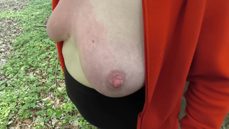 Bouncy Tits Action: Haar tieten slaan in het bos