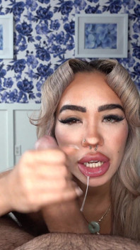 Gotfilled Luna Luxe öppnar sin fitta för sperma