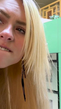 Zoe Clark сосет член ее куколда