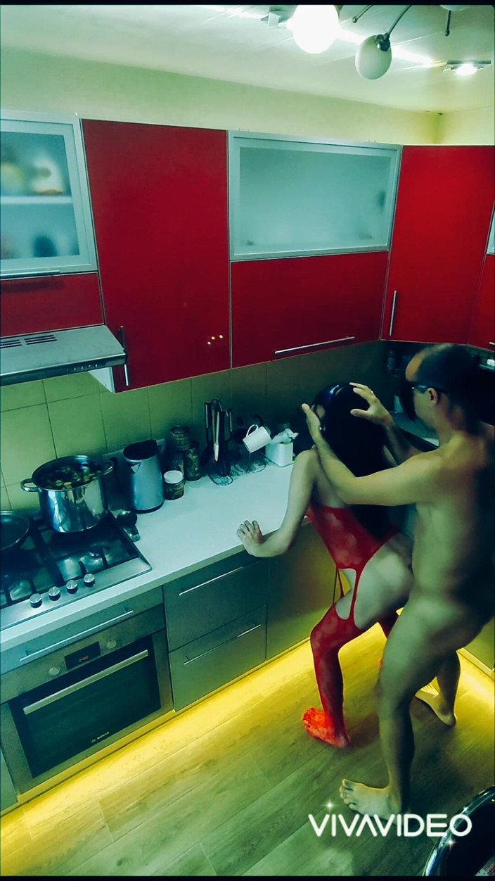 Hotlia: Frumoasă soție zveltă în costum erotic futută în bucătărie în toate pozițiile