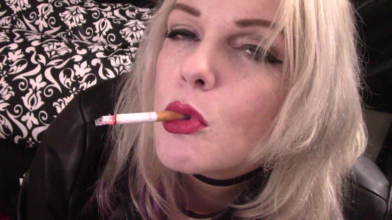 Smoke Temptress Annie Vox - Smoking Fetish: Marlboro czerwony zwisający dym