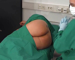 Rubber & Clinic Studio - 1ATOYS: Gynekologický fetiš - kolonoskopická anální prohlídka