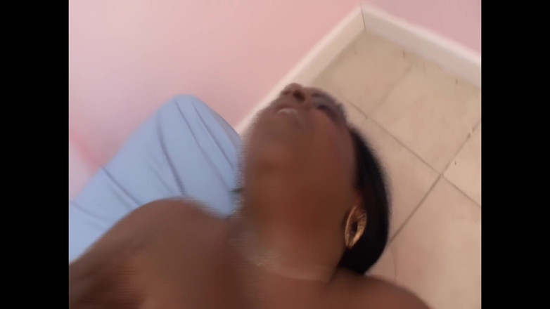 Don't say a word: Nu spune niciun cuvânt... Sau îți zdrobesc pula cu fundul meu...