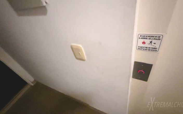 Extremalchiki: Úplně nahá masturbace ve výtahu