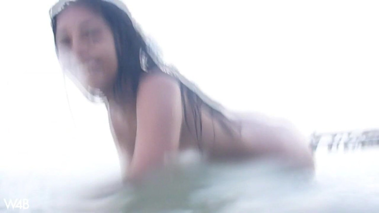Watch4beauty: Abbandonata in riva al mare
