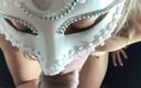 Anna &amp; Emmett Shpilman: Uma garota nua em uma máscara chupa suavemente um pau....