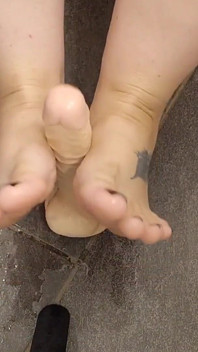 POVがあなたに足コキを与える