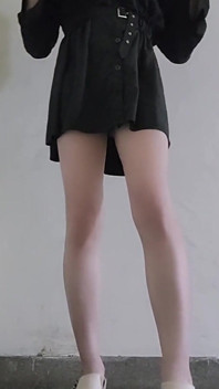 パンティーを外に見せる。誰かが階下で見たようです
