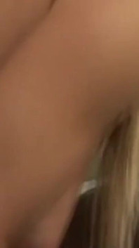 여성 화장실에서 음부를 핥는 모습