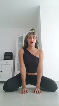 Chvíli cvičení a masturbace s Bellealiz