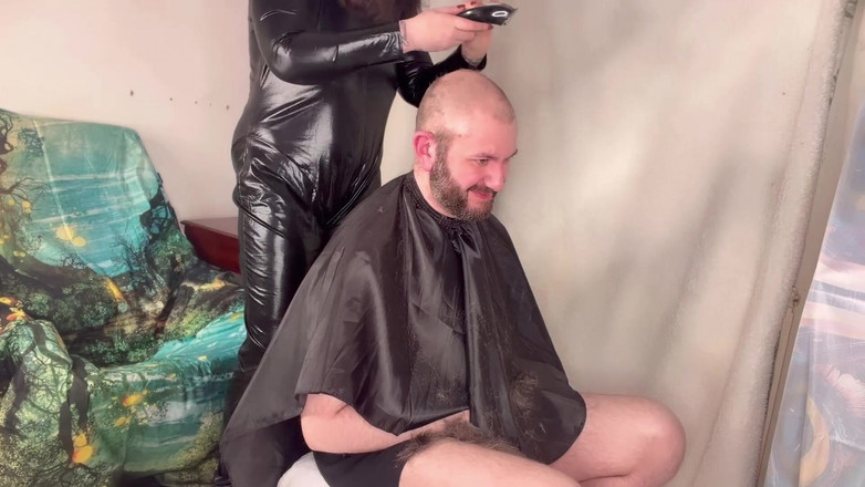 MissFFW: मिस एफएफडब्ल्यू एफबी सिर के बालों को जब्ती के रूप में शेव करती है