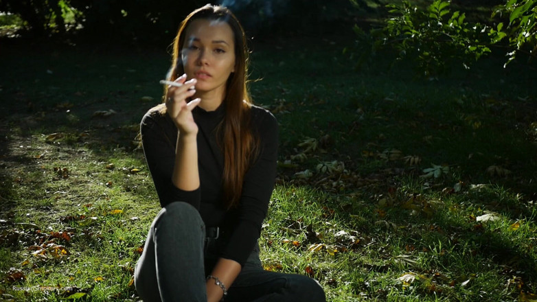 Russian Smokers: Cewek cantik rusia yang menggoda lagi asik merokok di luar...